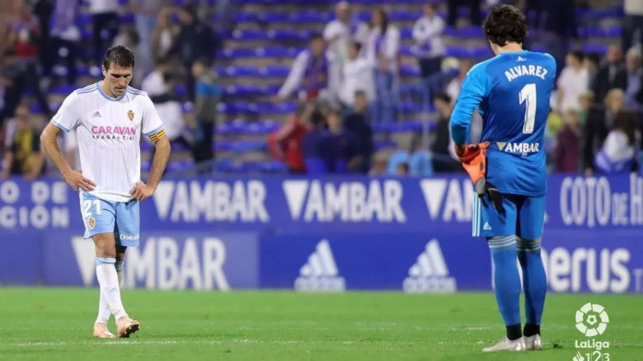 Zapater y Cristian se lamentan tras un gol rival. | Foto: La Liga