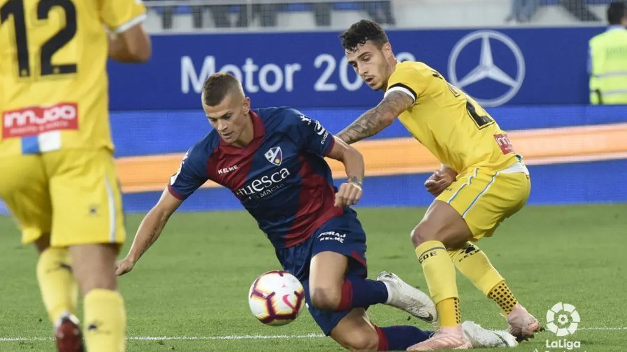 Longo disputa un bal&oacute;n ante Mario Hermoso | Foto: LaLiga
