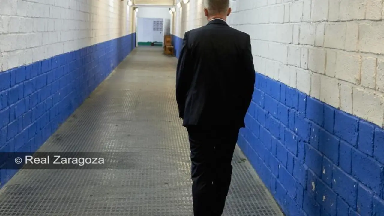 Lucas Alcaraz, en el t&uacute;nel de vestuarios de La Romareda durante su presentaci&oacute;n.| Foto: Real Zaragoza
