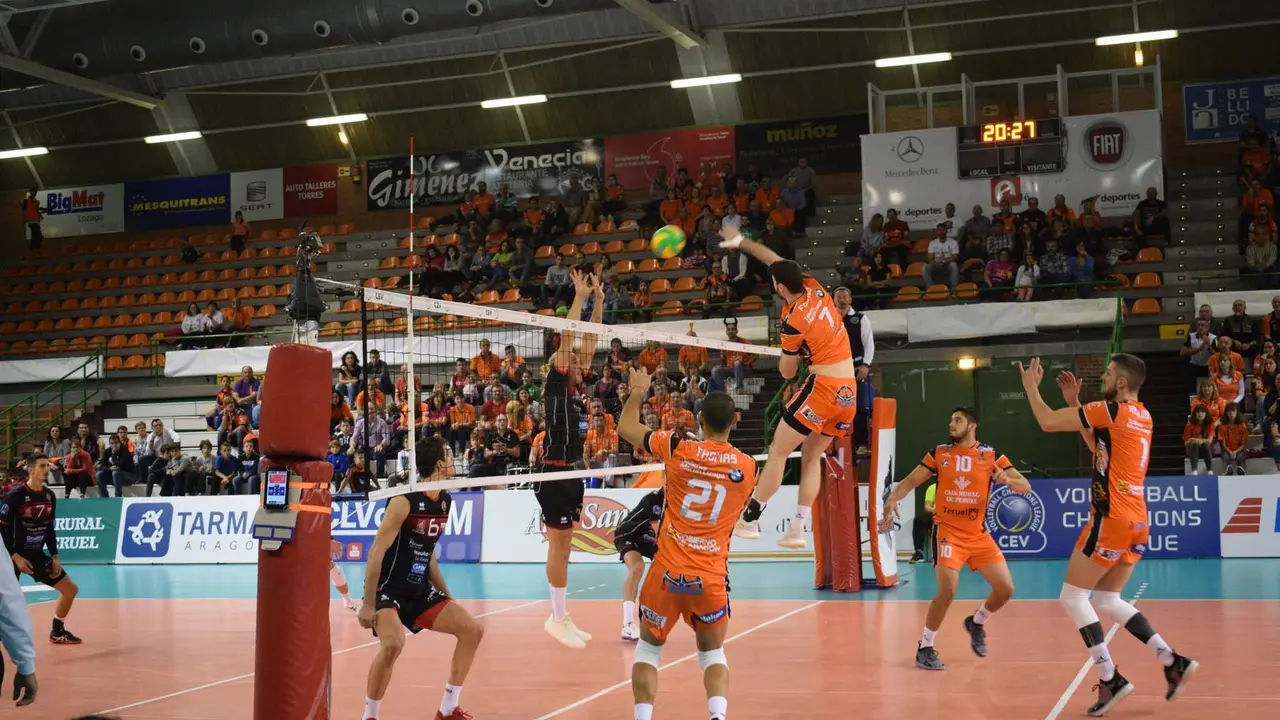El CV Teruel juega contra Chaumont VB en Los Planos para la segunda clasificatoria de la Champions | Foto: Isabel Traver 