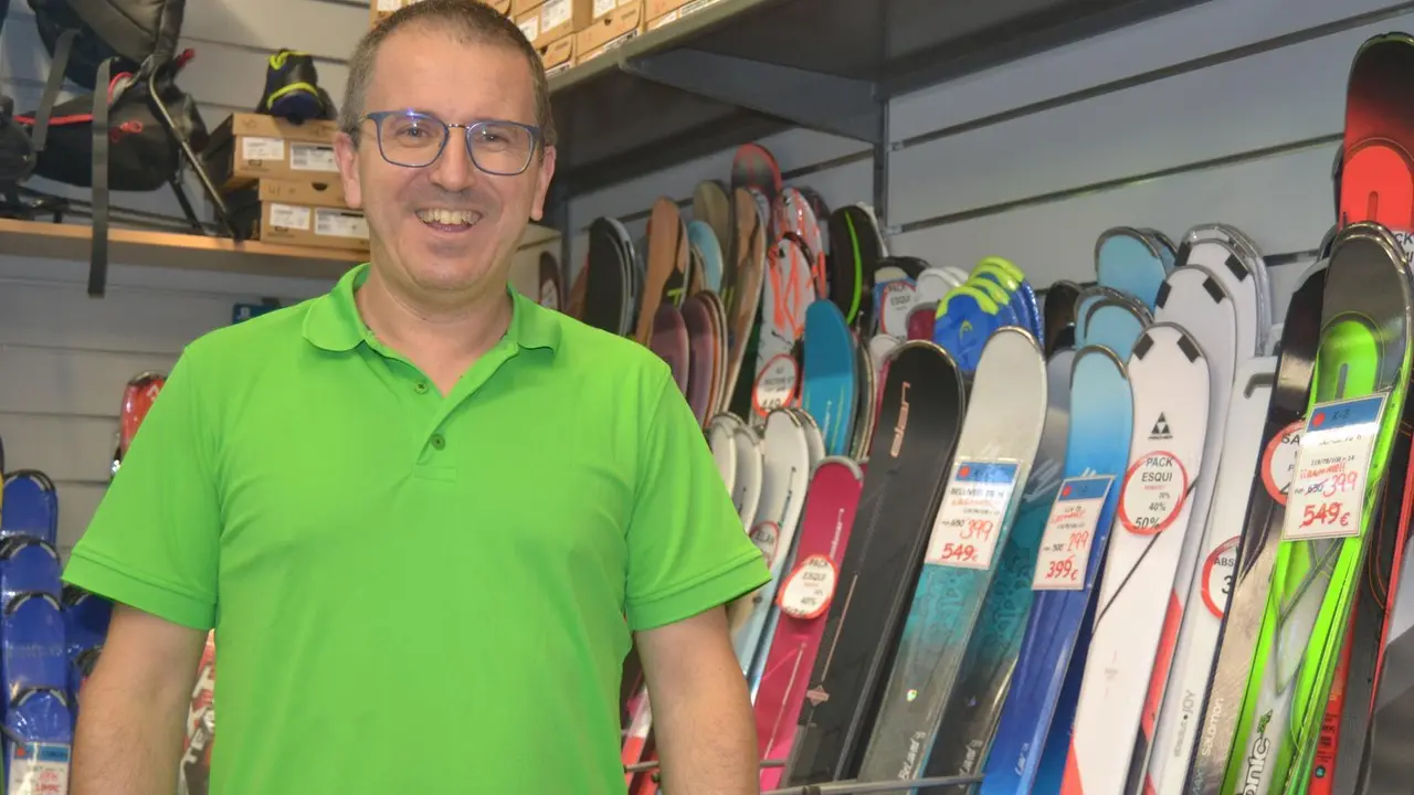 En la imagen, el presidente de la Fadi, Ricardo Abad, 'Jorri', en su tienda de Jaca. Foto: Sportaragon