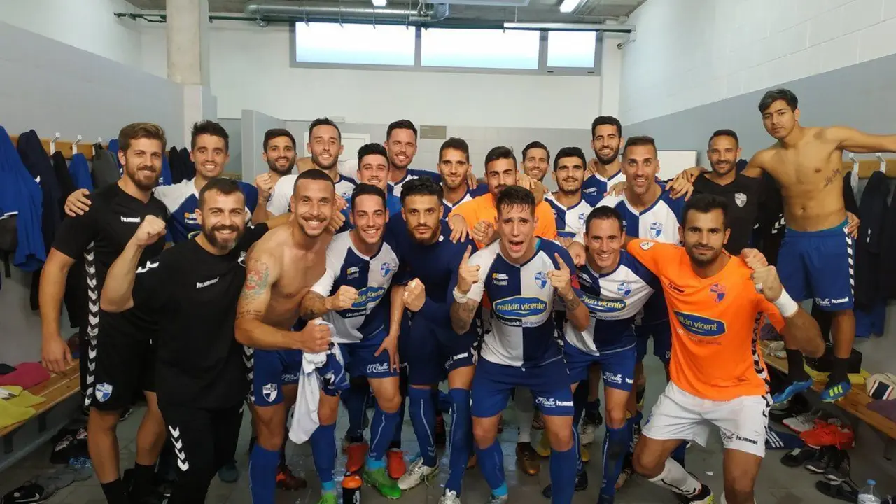 Los jugadores del Ebro tras su primera victoria en Liga. | Foto: CD Ebro