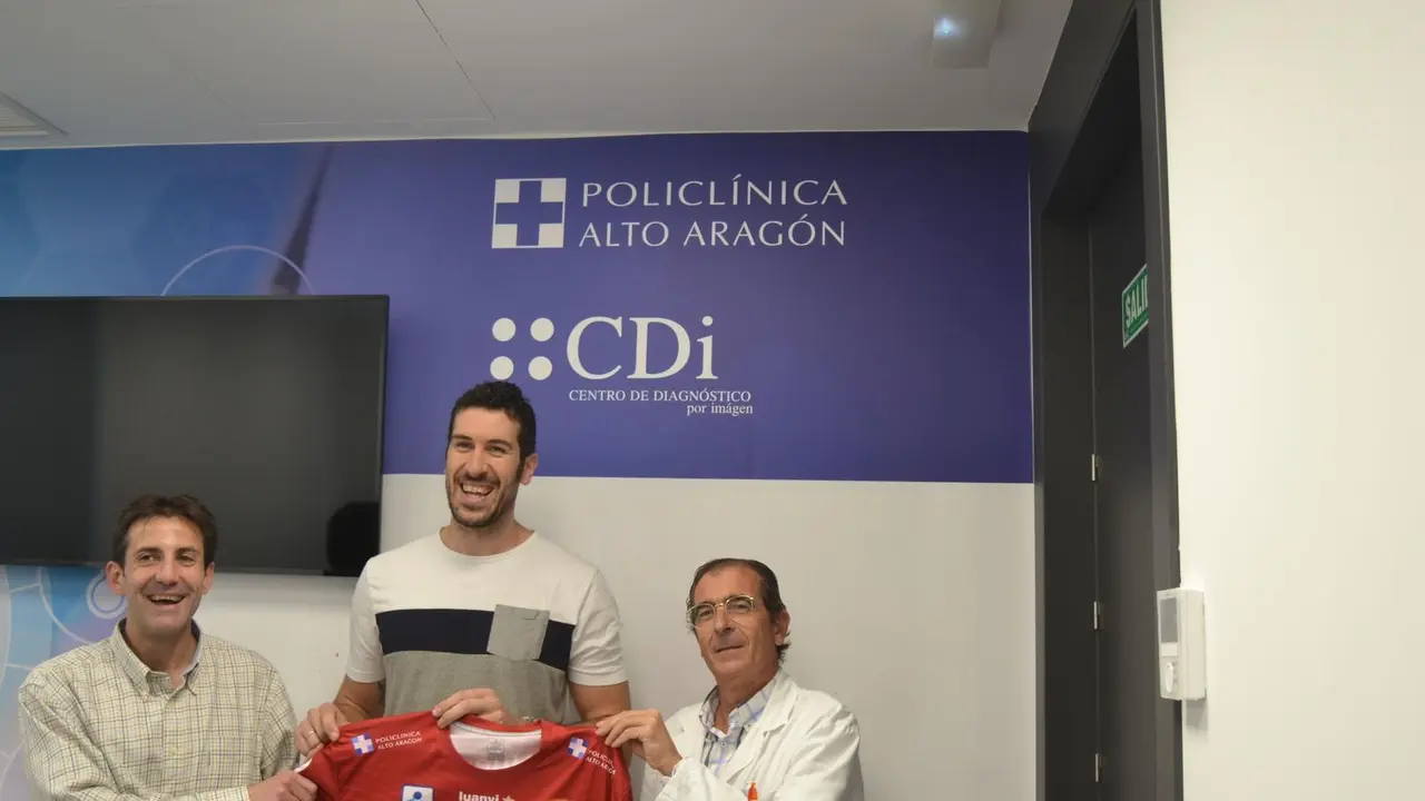 Un sonriente Alberto Val, fotografiado en la Policl&iacute;nica, que esta temporada es su patrocinador personal. Foto: Sportaragon