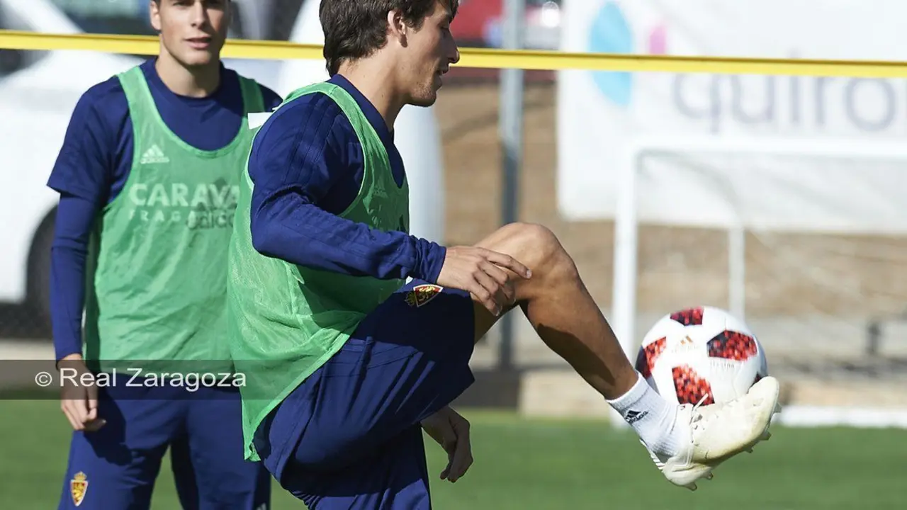 Delm&aacute;s controla el bal&oacute;n en un entrenamiento | Foto: Real Zaragoza