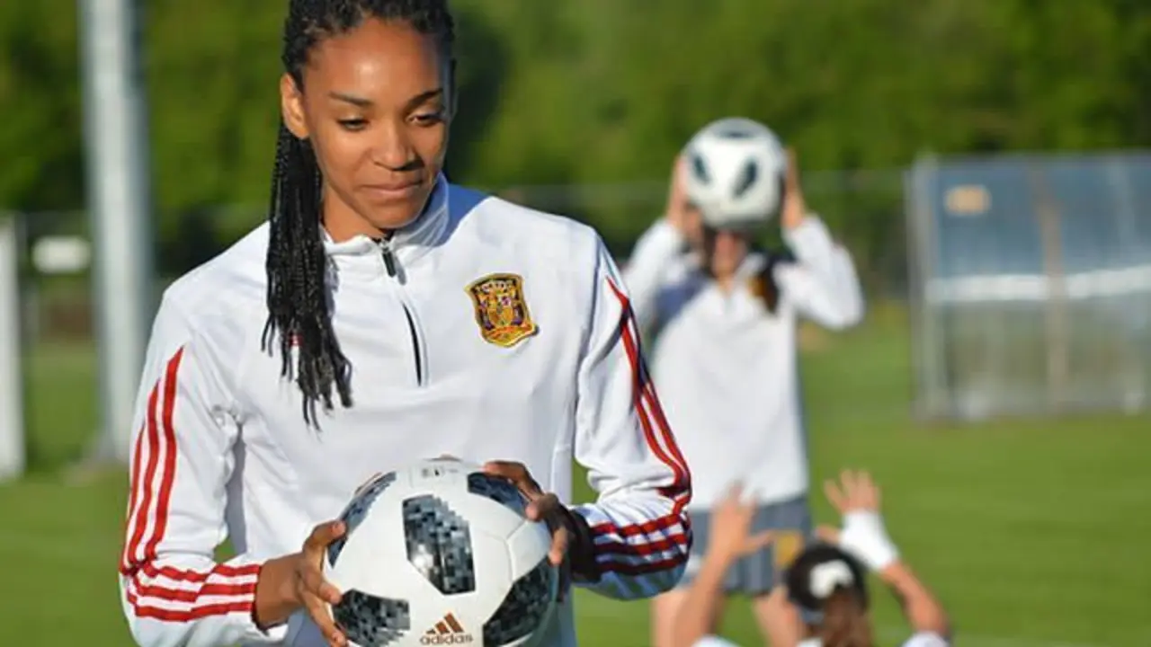 Salma Paralluelo en una concentraci&oacute;n con la selecci&oacute;n sub17. | Foto: RFEF