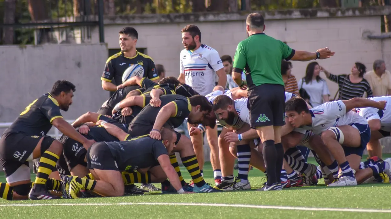 Preparados para una mel&eacute; en un partido del F&eacute;nix Bantierra. Foto: Susana Soto