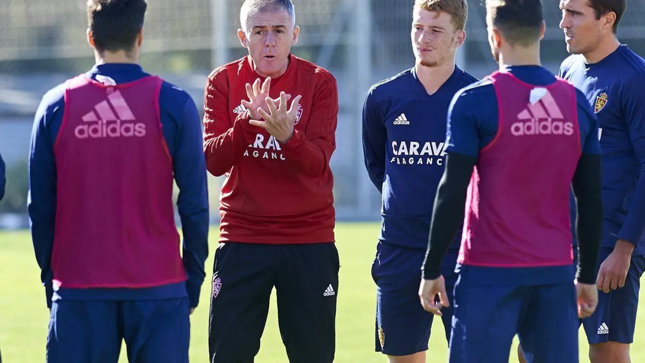 Alcaraz da indicaciones a sus jugadores. | Foto: Real Zaragoza