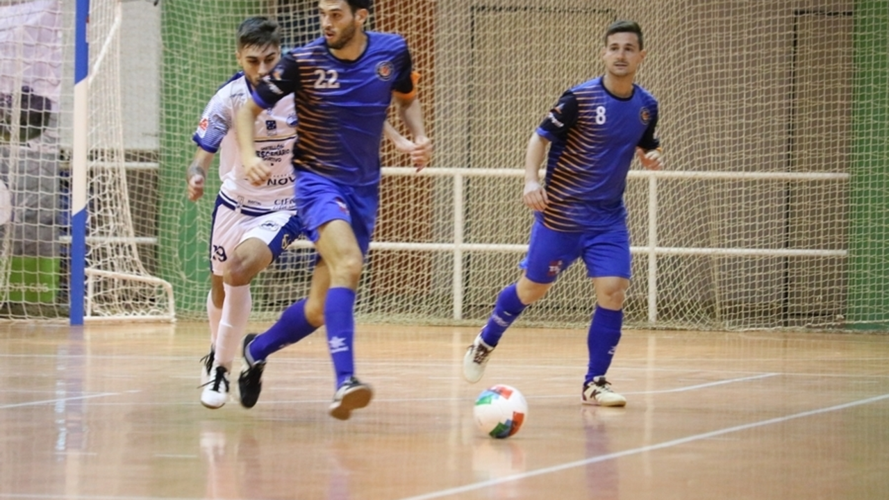 Pablo Trasabores controla el bal&oacute;n en un lance del partido contra Bisontes Castell&oacute;n. Foto: Yeray Cort&eacute;s