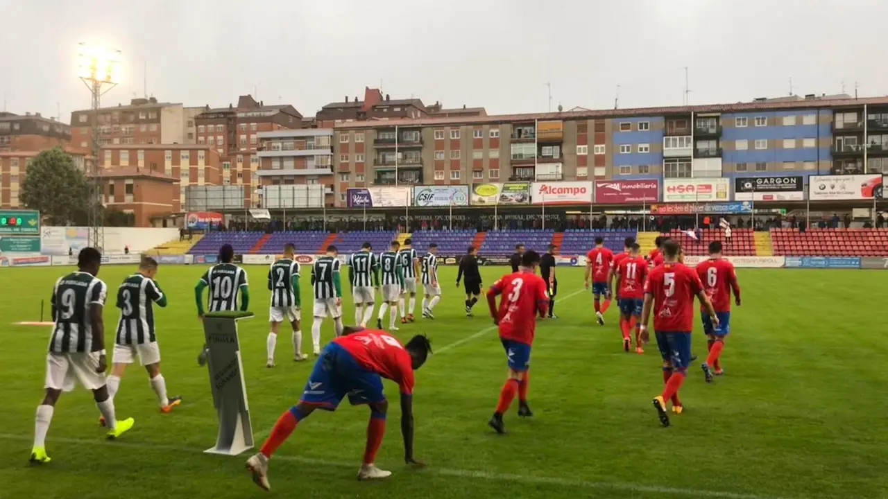 Los jugadores del CD Teruel salen al Pinilla para jugar la d&eacute;cima jornada de liga contra el CF Peralada |Foto: Raquel S&aacute;nchez 