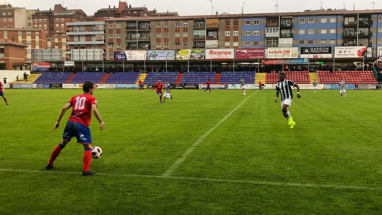 Jamelli controla el bal&oacute;n en la banda, a pesar de la lluvia, en el partido contra el CF Peralada de la primera vuelta |Foto: Raquel S&aacute;nchez 