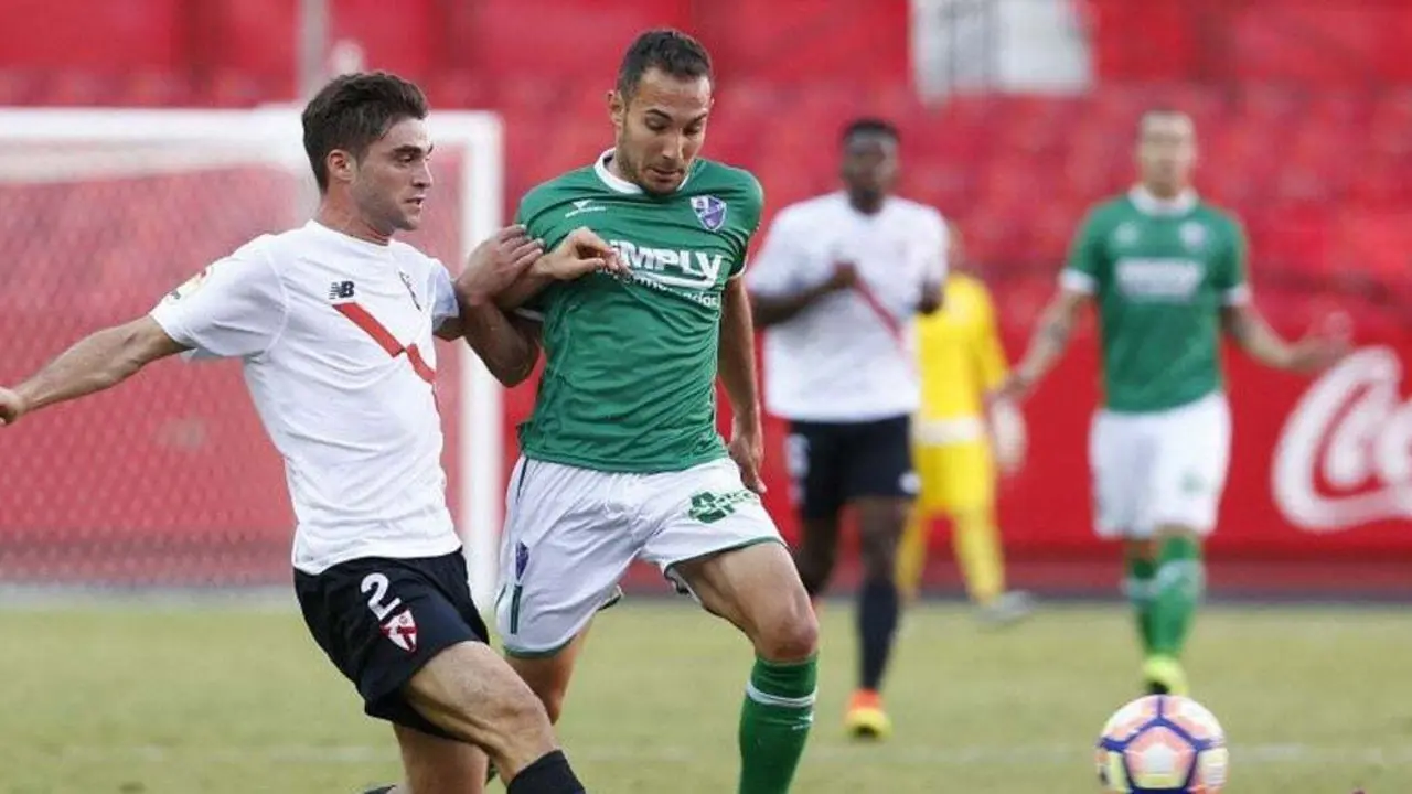 Ferreiro frente a un jugador del Sevilla Atl&eacute;tico en la &uacute;ltima visita azulgrana al Pizju&aacute;n | Foto: LaLiga