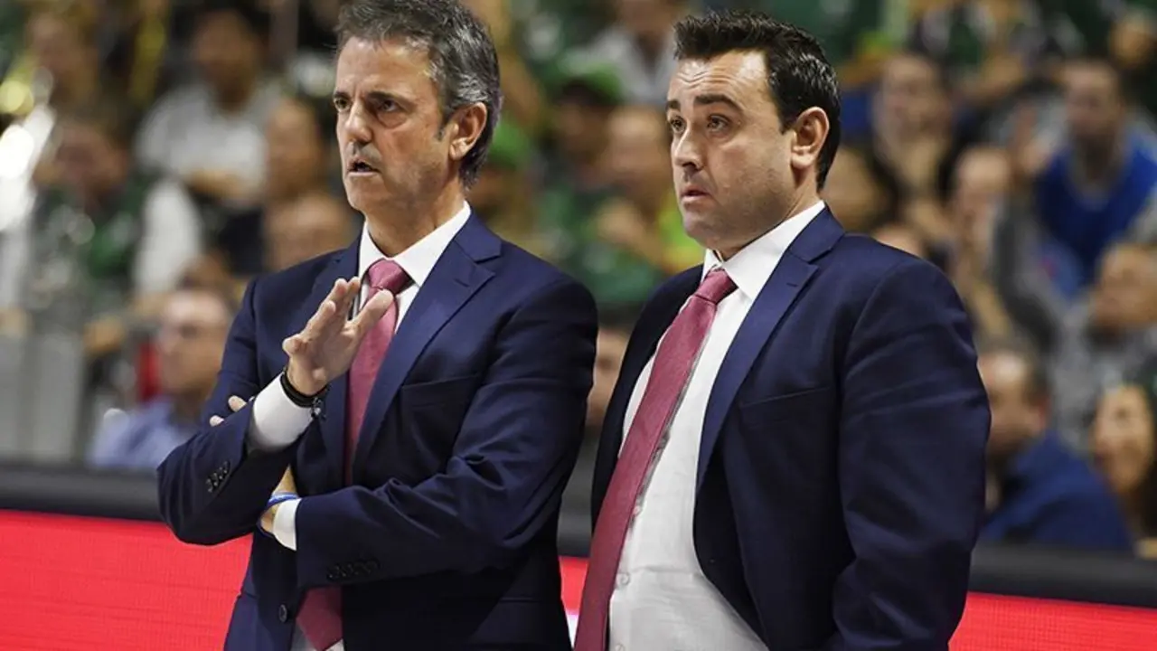 Fisac, junto al asistente Sergio Lam&uacute;a en el partido de este s&aacute;bado. Foto: M. Pozo/ACB