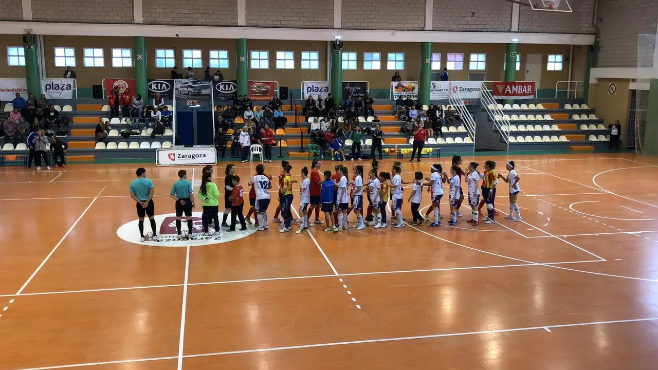 Las jugadoras se saludan antes del partido. Foto: Sala Zaragoza