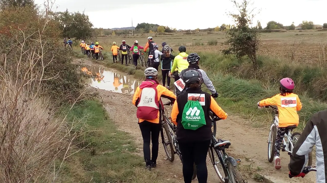Los participantes debieron sortear barro y charcos a lo largo de los recorridos