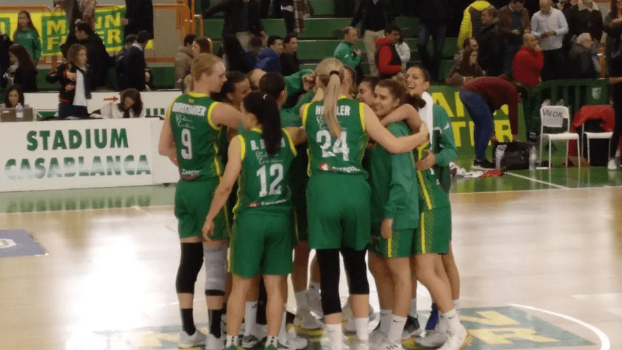 Las jugadoras hacen corro para celebrar el triunfo