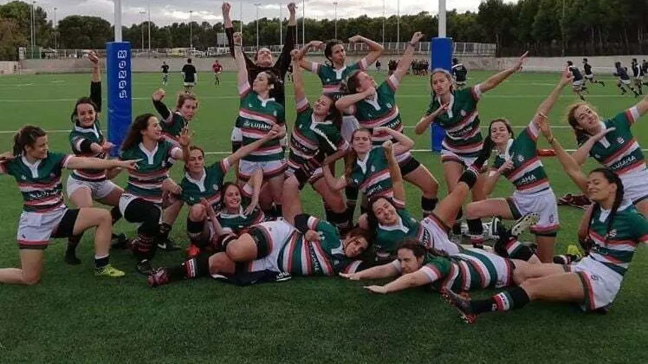 Las chicas del &Iacute;bero celebran un triunfo. Foto: @AragonRugby