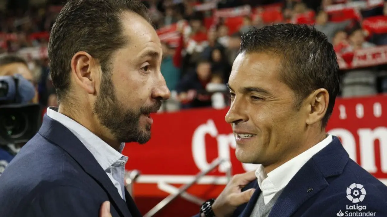 Mach&iacute;n saluda a Francisco al inicio del encuentro. Foto: LaLiga Santander