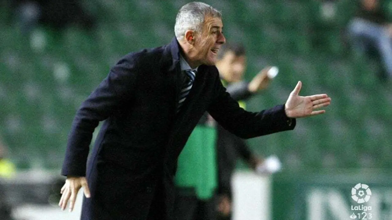 Alcaraz da instrucciones a sus jugadores en el Mart&iacute;nez Valero. | Foto: LFP