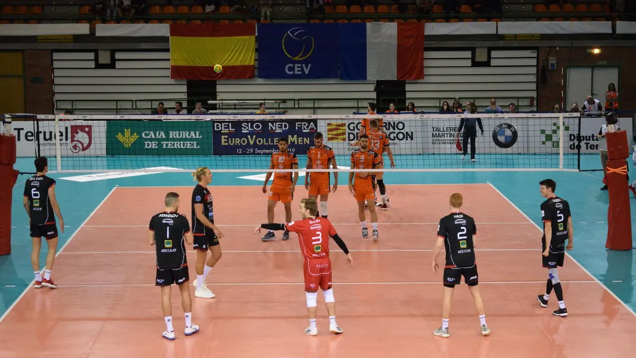 Jugadores del Club Voleibol Teruel y del Chaumont VB durante el partido de ida de la segunda fase eliminatoria/ Foto: Isabel Traver