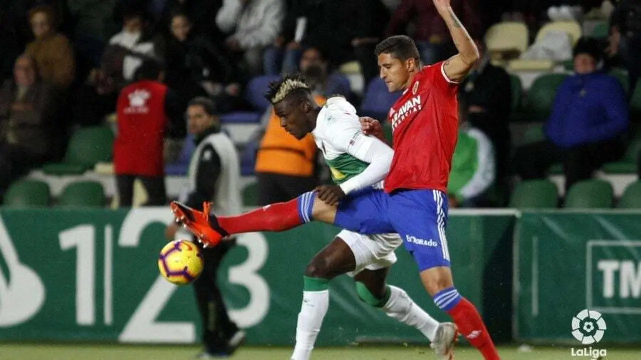 Grippo pelea un bal&oacute;n ante el Elche en la primera vuelta. Foto: Liga 123
