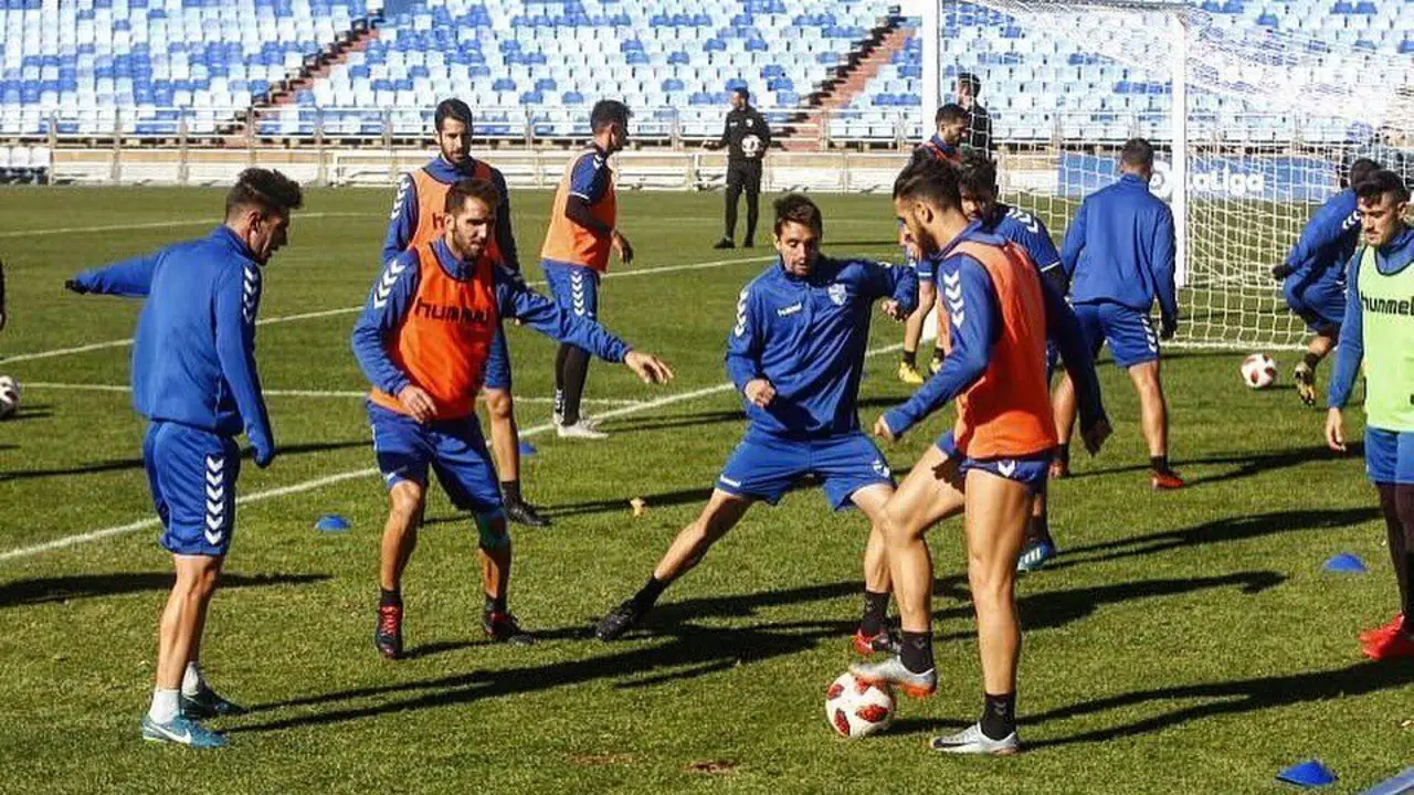 La plantilla del Ebro entren&oacute; y jugo en la Romareda con motivo de la Copa del Rey ante el Valencia. | Foto: CD Ebro