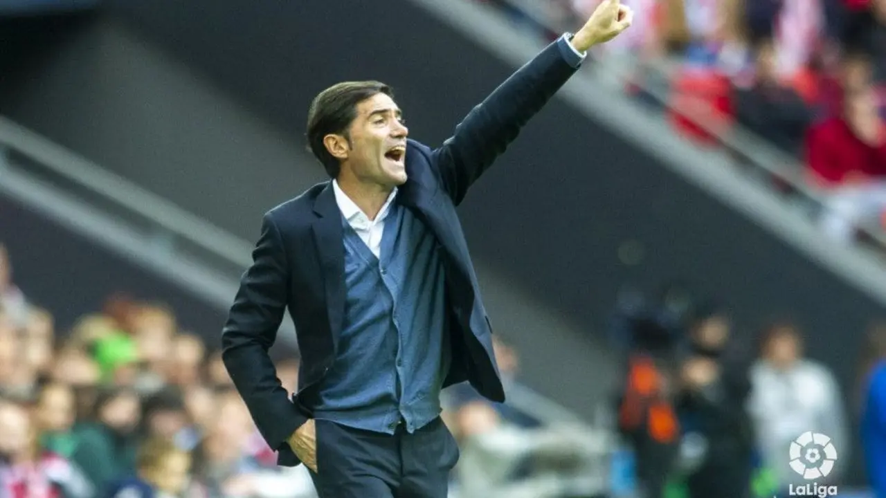 Marcelino da indicaciones a sus jugadores. | Foto: La Liga