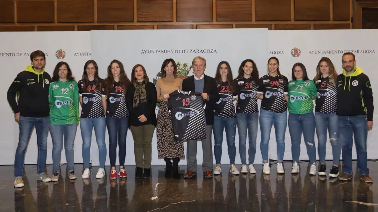 Recepci&oacute;n al Balonmano Dominicos en el Ayuntamiento. | Foto: Ayuntamiento de Zaragoza
