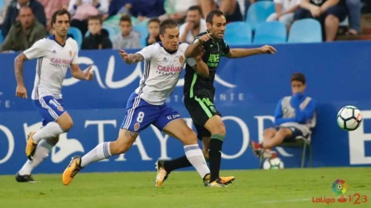 Real Zaragoza y granada empataron a uno en el partido liguero en La Romareda de la campa&ntilde;a pasada (goles de Pedro y Borja Iglesias) | Foto: LFP