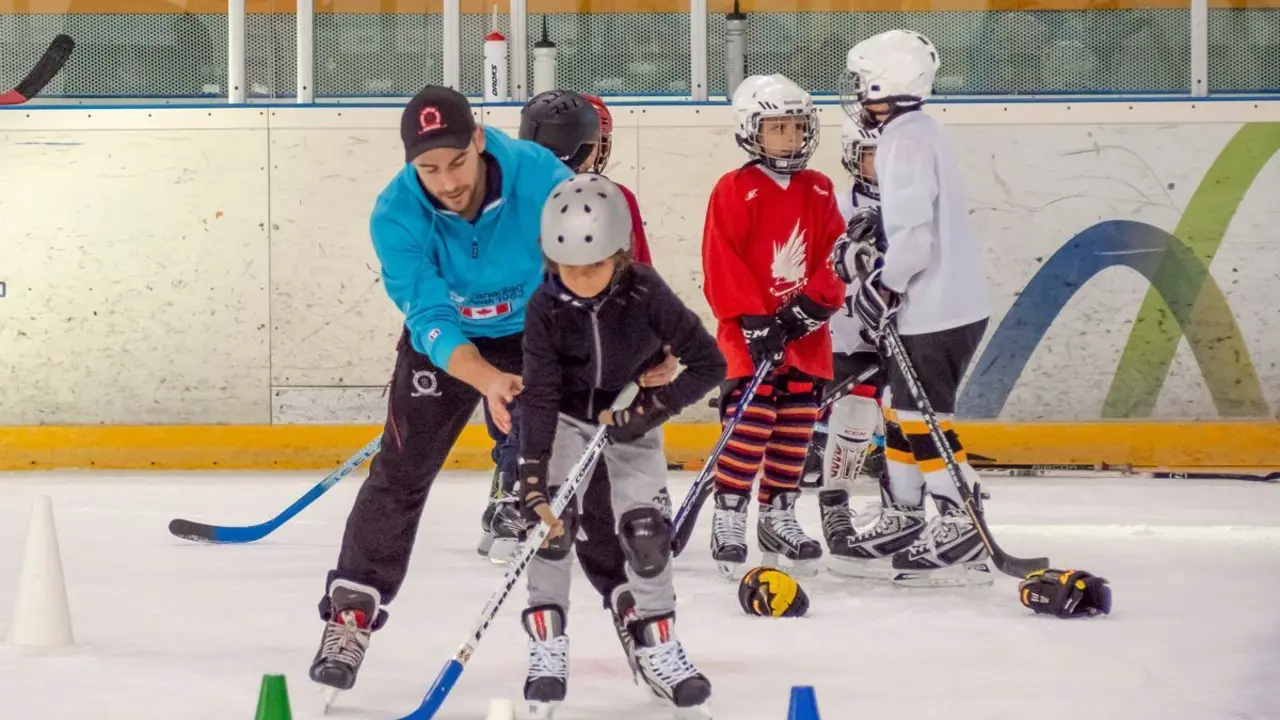 Foto de un entrenamiento de hockey para los m&aacute;s peque&ntilde;os | Foto: Club Hielo Jaca