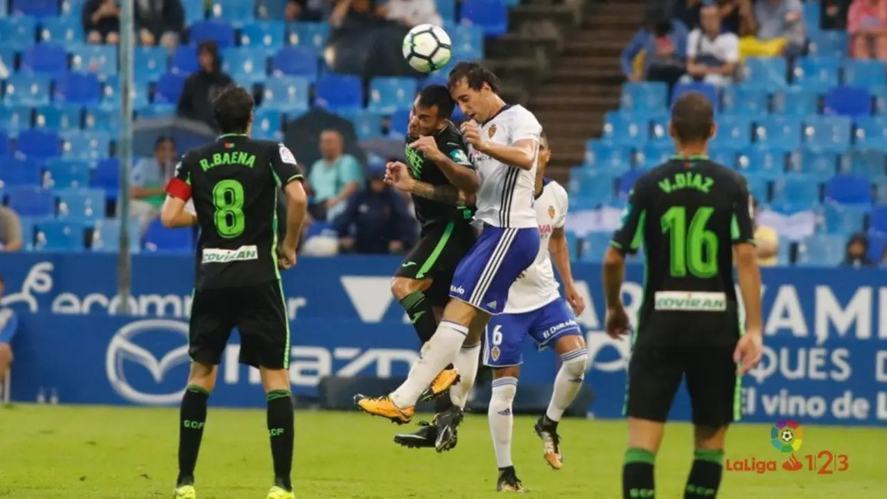 Eguaras disputa un bal&oacute;n en Real Zaragoza - Granada de la temporada pasada. | Foto: La Liga