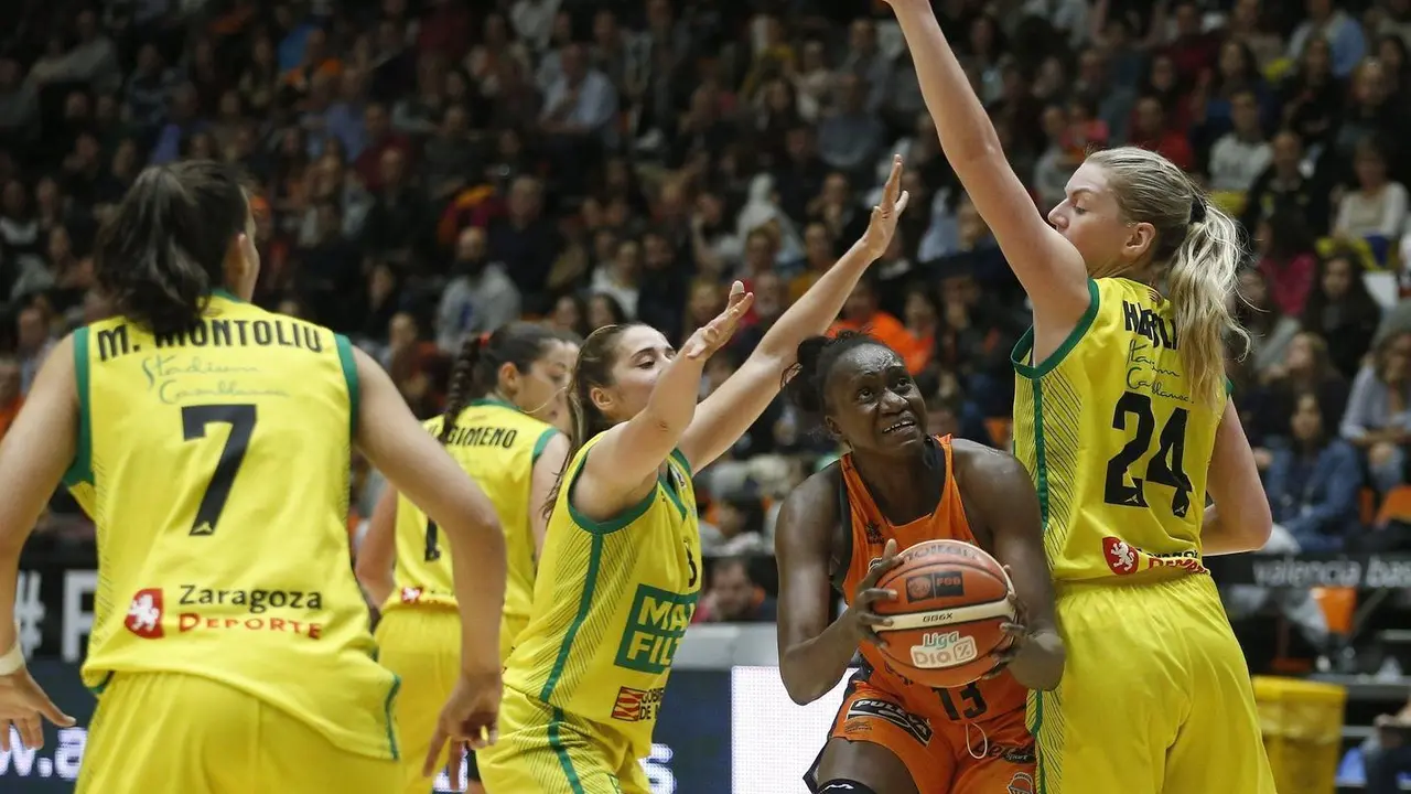 Las zaragozanas defienden la entrada de la rival. | Foto: Valencia Basket