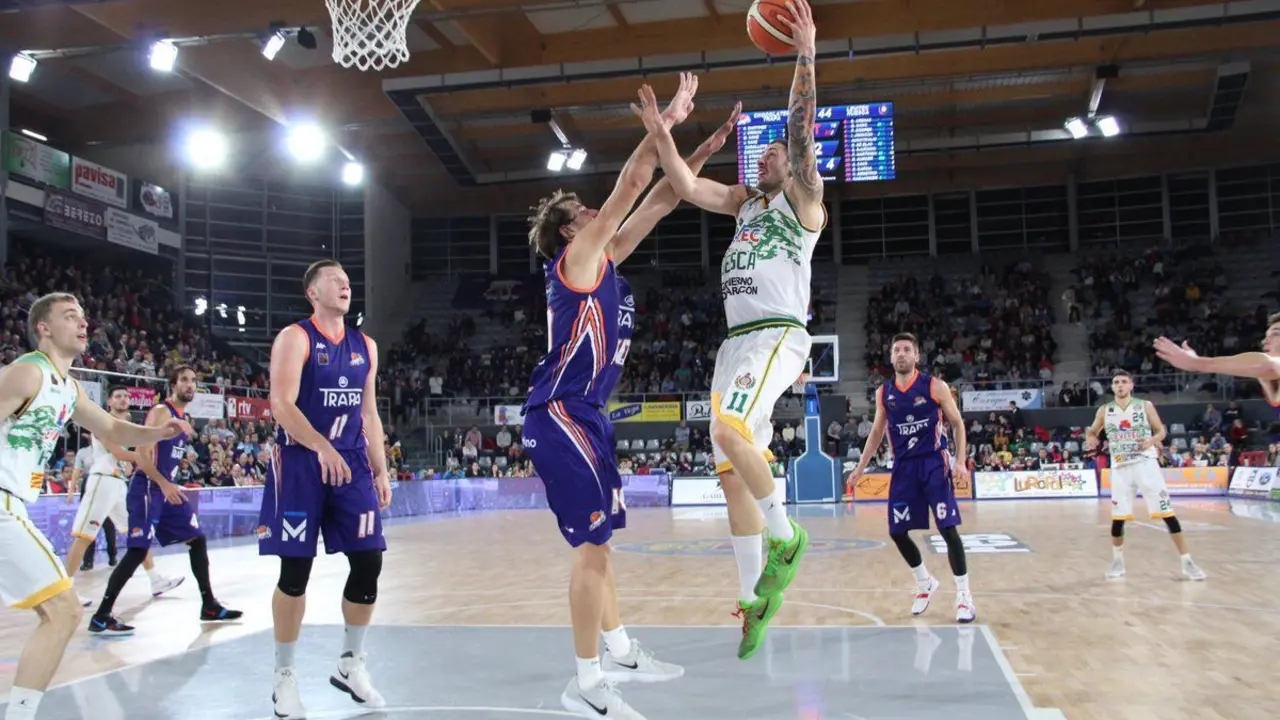 Stojan Gjuroski entra a canasta. Foto: @CBPHuesca