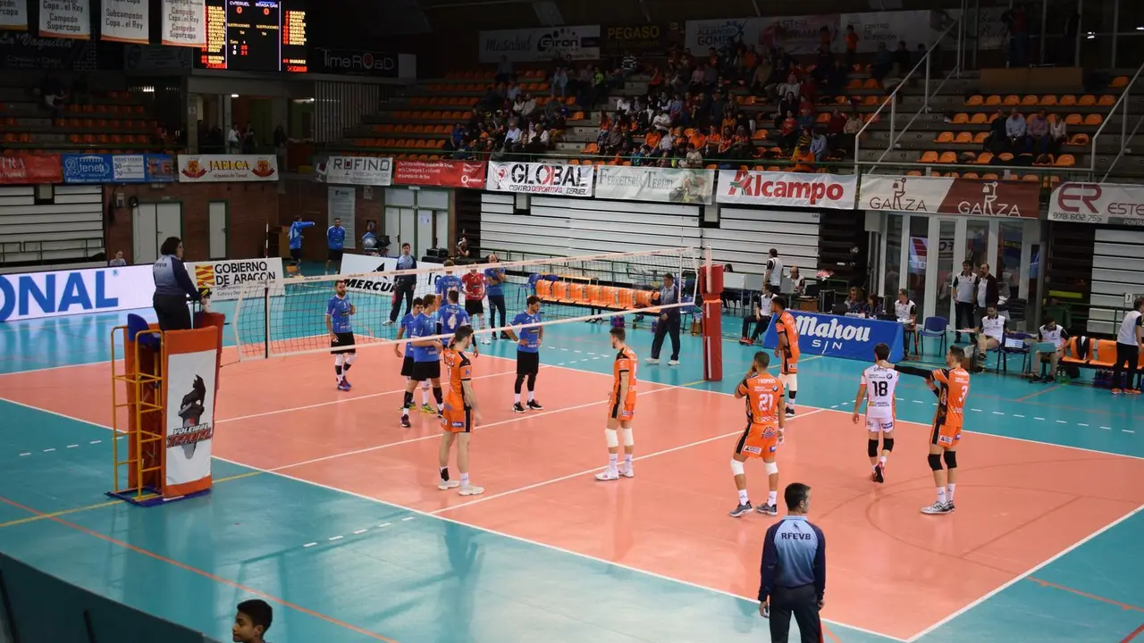 Jugadores del Club Voleibol Teruuel y del Intasa San Sadurni&ntilde;o durante el partido de la IV Jornada de Superliga| Foto: Isabel Traver