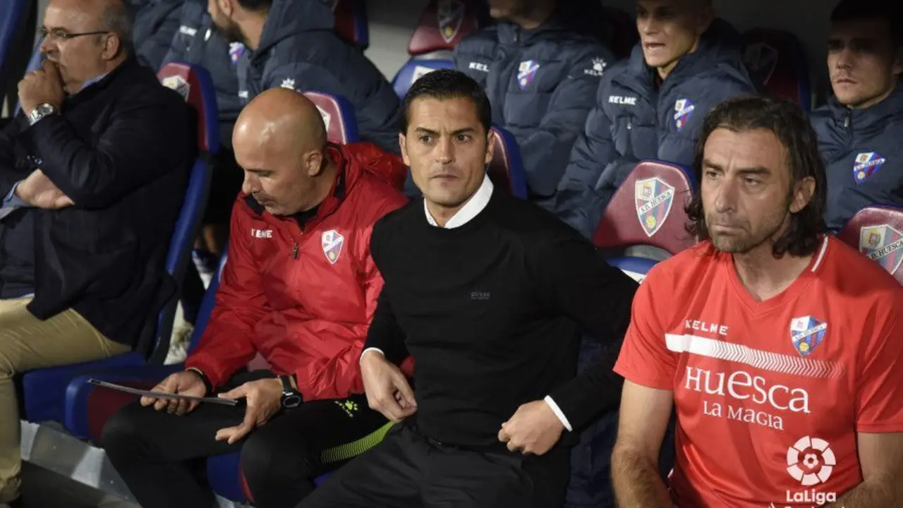 Francisco en el banquillo del Huesca minutos antes de iniciarse el partido contra el Getafe | Foto: LFP