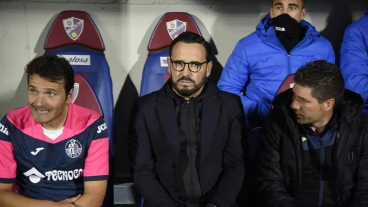 Bordal&aacute;s en el banquillo de El Alcoraz | Foto: LaLiga Santander