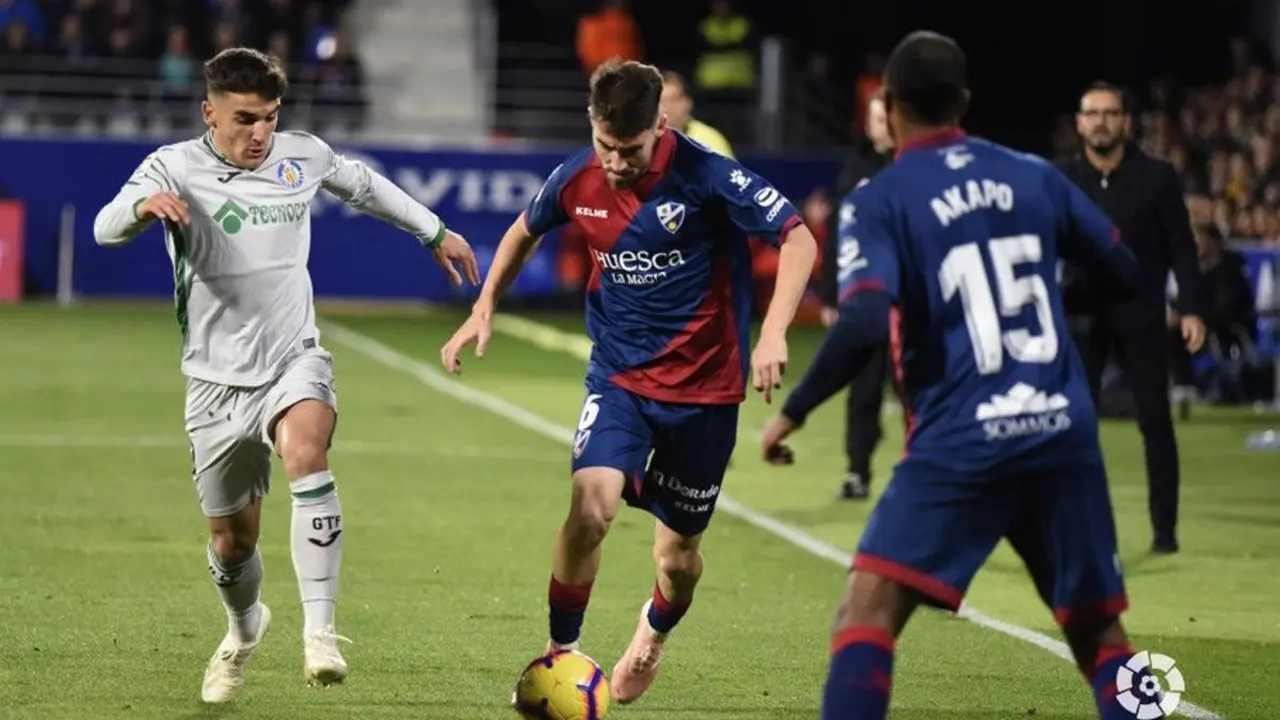 Moi conduce la pelota por la banda de Akapo | Foto: LaLiga Santander