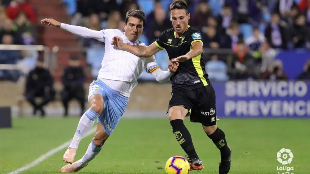 Zapater pugna por un bal&oacute;n. Foto: LaLiga 123