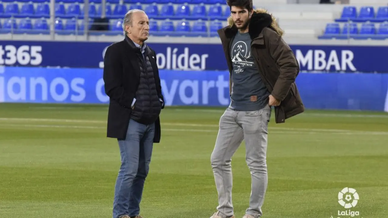 Melero dialoga con Pet&oacute;n el pasado mes de noviembre en El Alcoraz | Foto: LFP