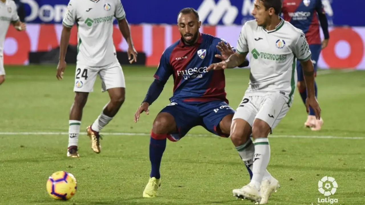 Akapo ante Dami&aacute;n en una acci&oacute;n del partido del domingo | Foto: LaLiga