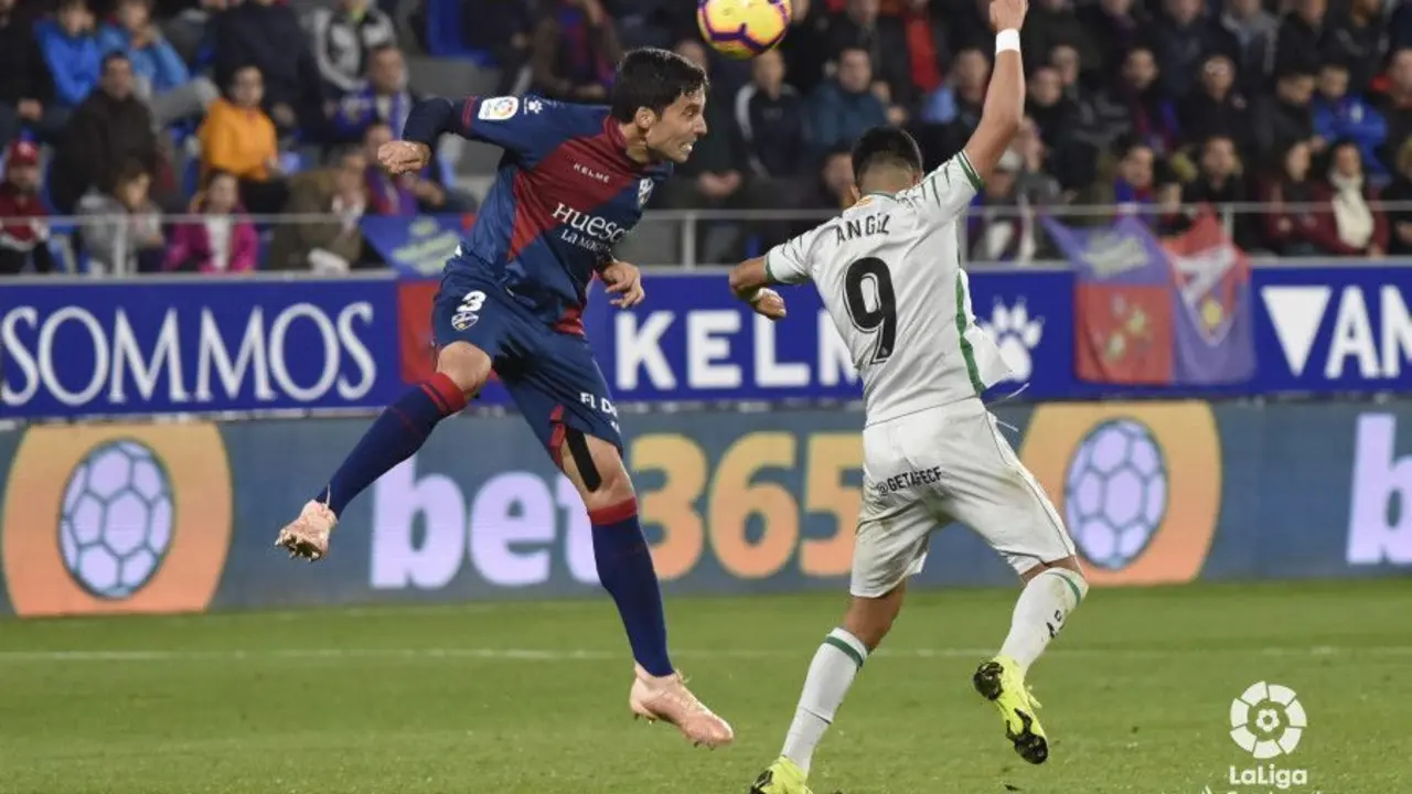 Etxeita despeja de cabeza ante &Aacute;ngel | Foto: LaLiga