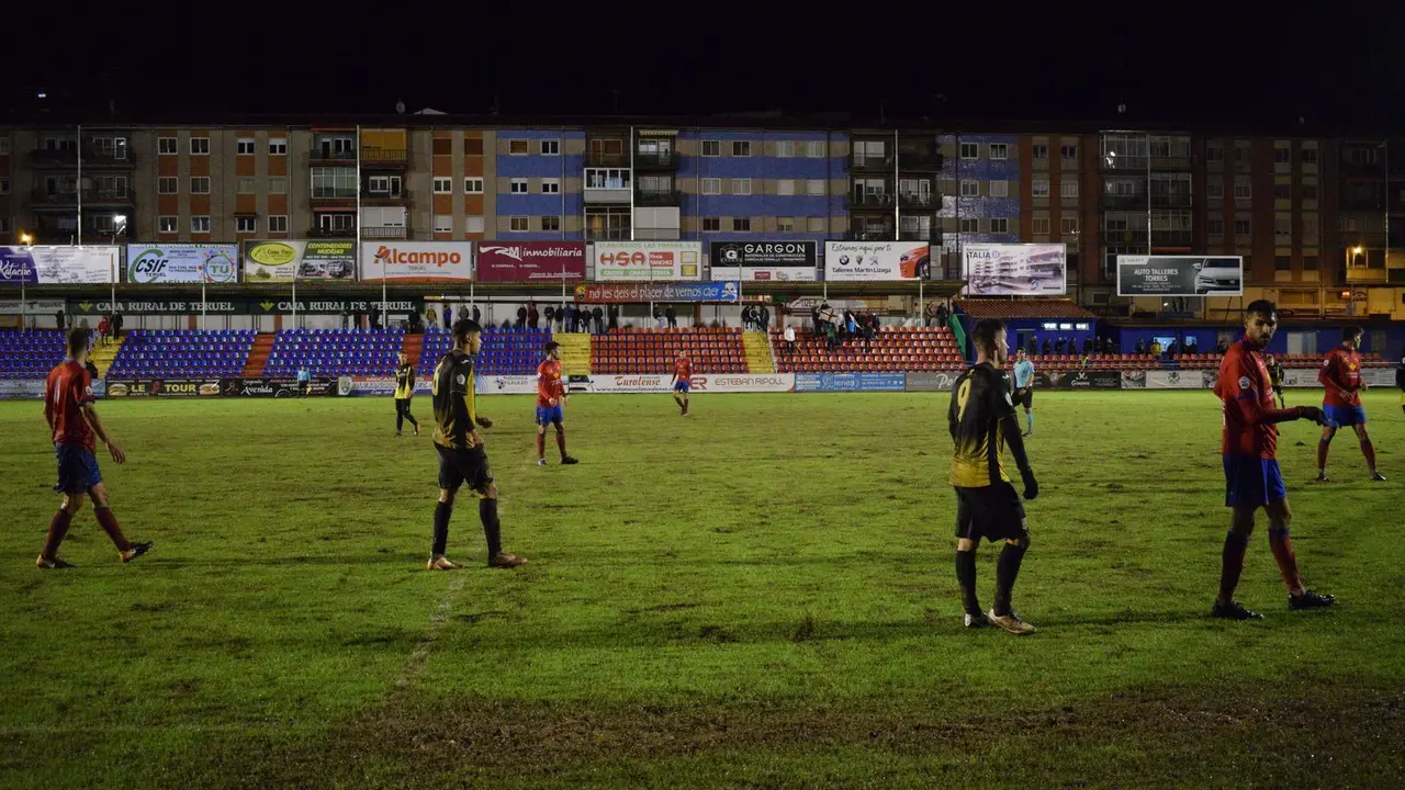 Jugadores del CD Teruel y del CD Roda durante el partido de ida de la fase previa de la Copa Federaci&oacute;n/ Foto: Isabel Traver