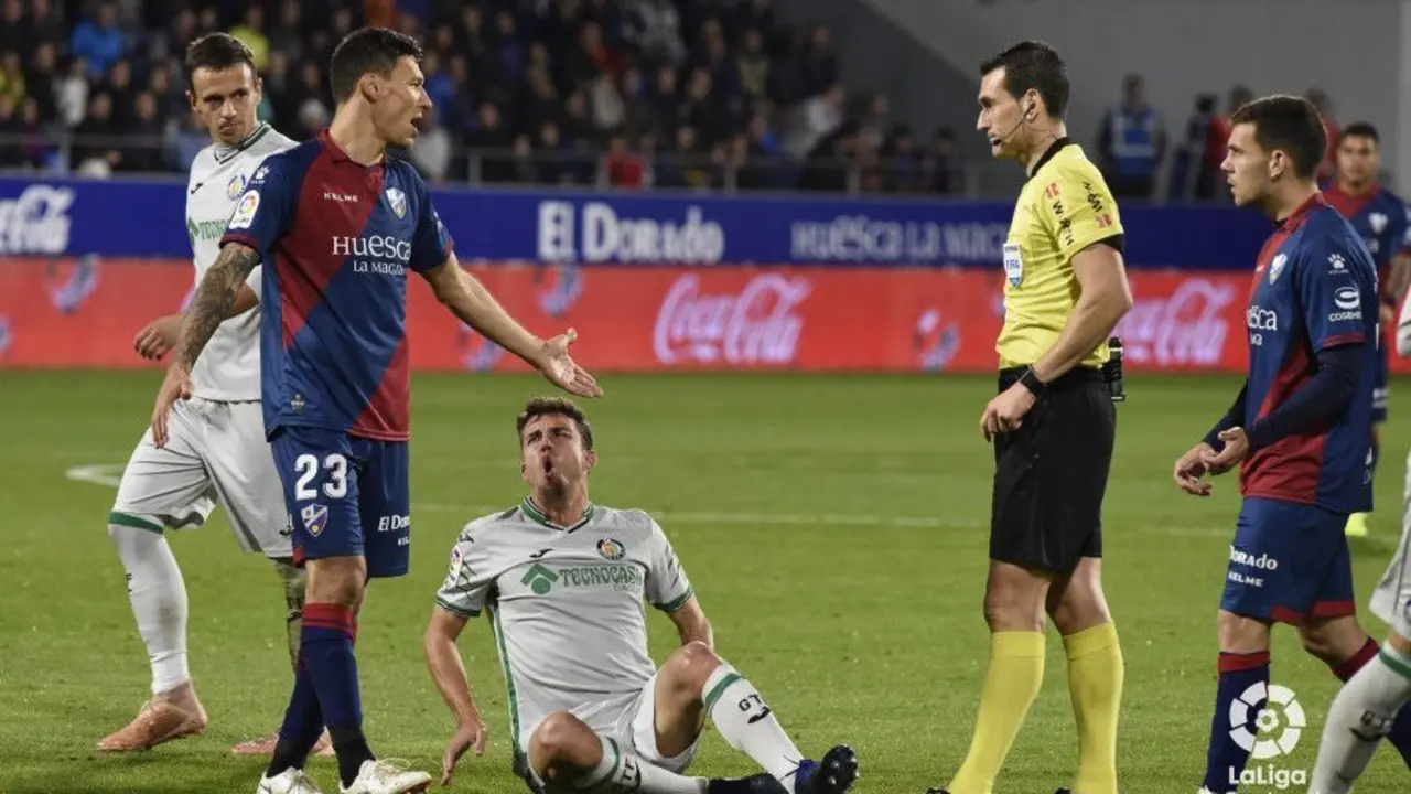 Mart&iacute;nez Munuera se&ntilde;ala una falta de Dami&aacute;n Musto | Foto: LaLiga