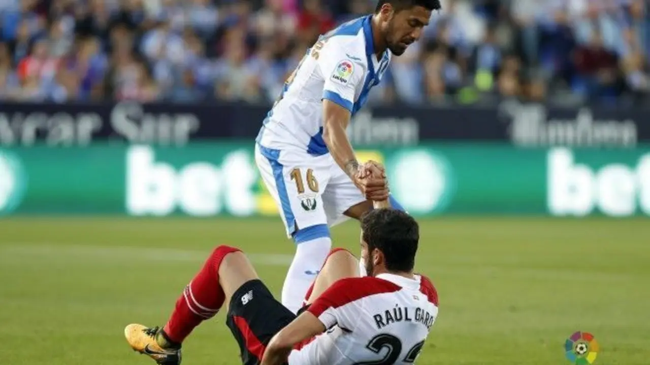 Mauro Dos Santos levantando a Ra&uacute;l Garc&iacute;a en un partido de la temporada pasada | Foto LaLiga