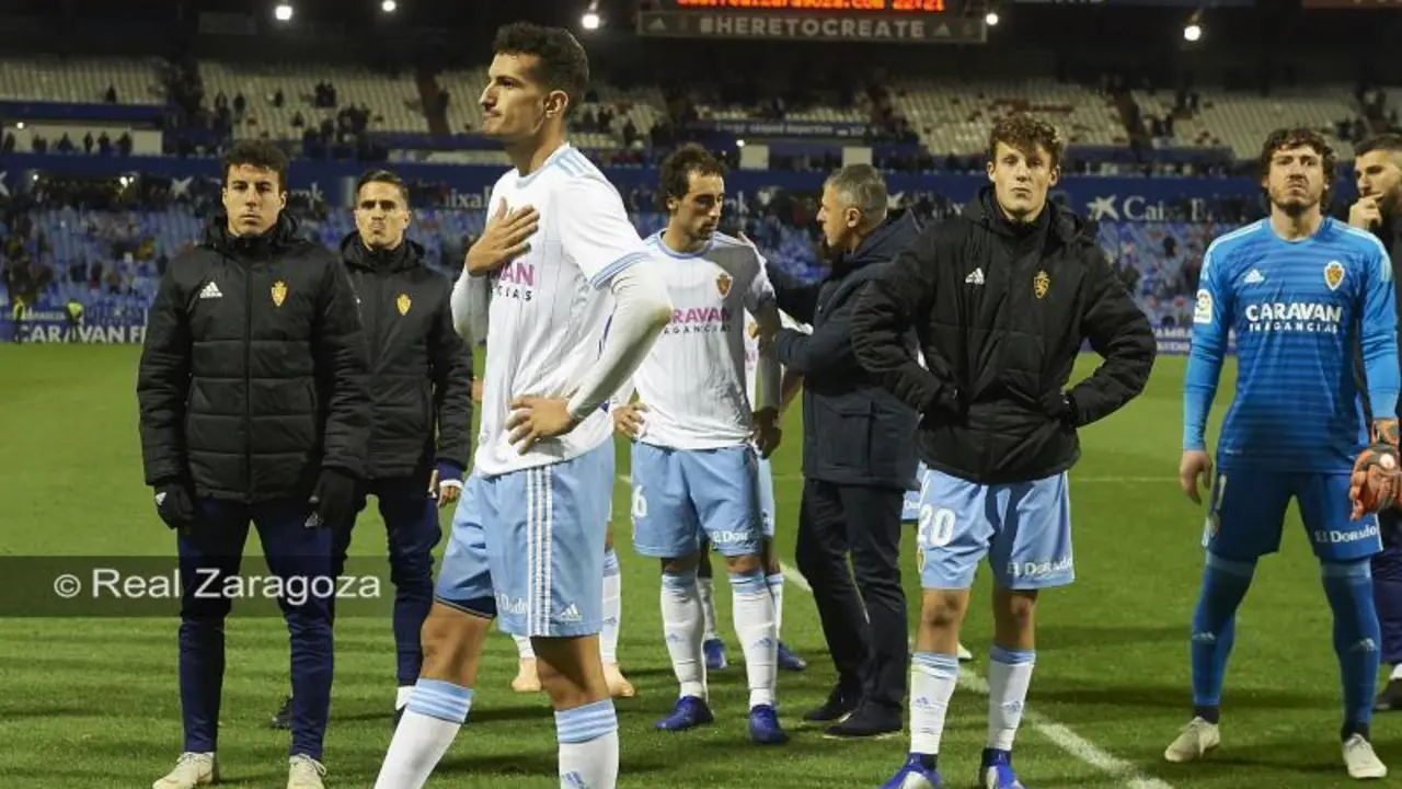 Los jugadores del Real Zaragoza piden perd&oacute;n a la afici&oacute;n tras el &uacute;ltimo partido en liga.| Foto: Real Zaragoza