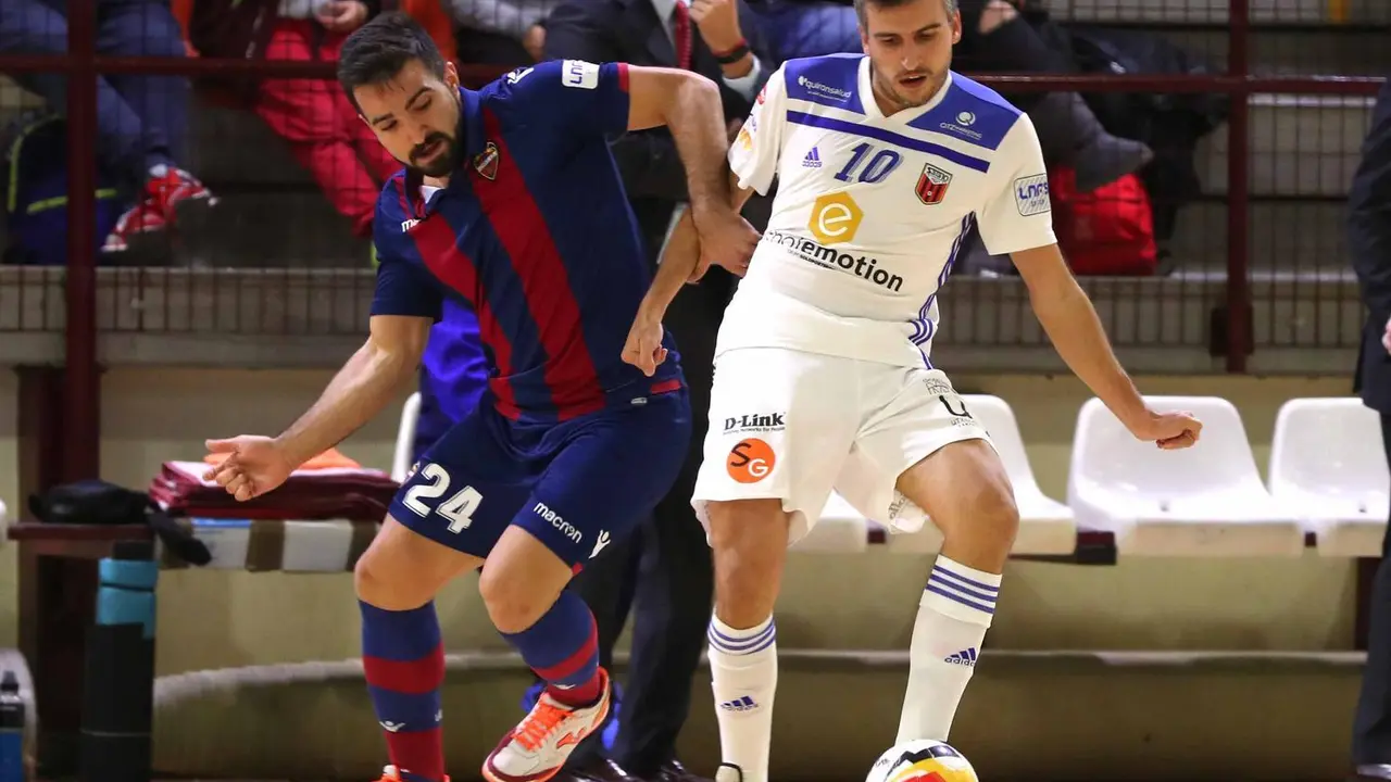Carlos Retamar controla un bal&oacute;n. Foto: Levante UD