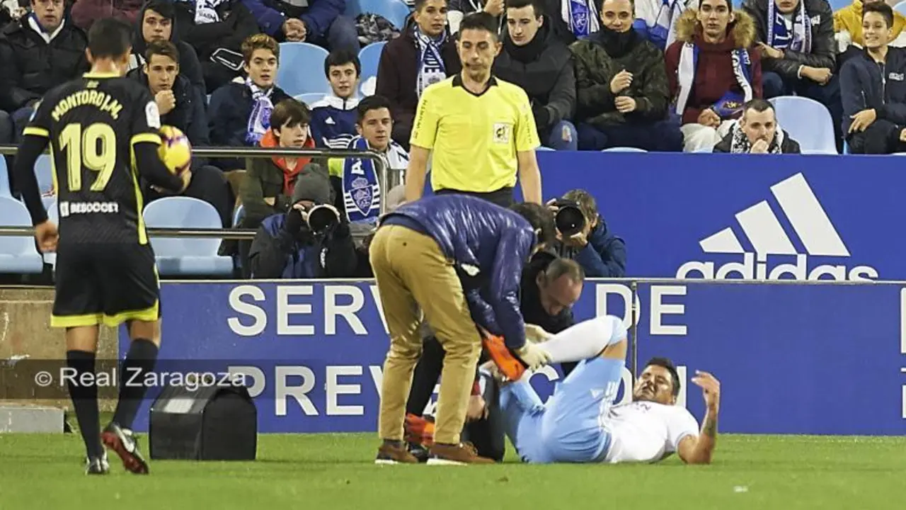 Simone Grippo es atendido el pasado domingo tras caer lesionado en un lance con Vadillo.| Foto: Real Zaragoza