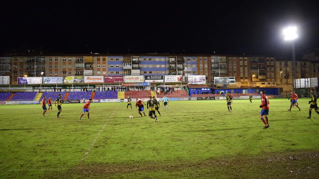 Jugadores del CD Teruel y del CD Roda durante el partido de ida de la fase previa de la Copa Federaci&oacute;n / Foto: Isabel Traver