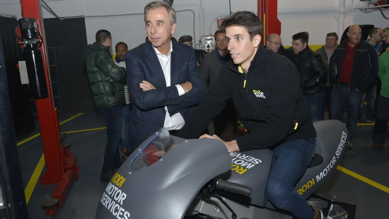 Alex M&aacute;rquez sobre la moto en la realidad virtual. Foto: Sergio Padura