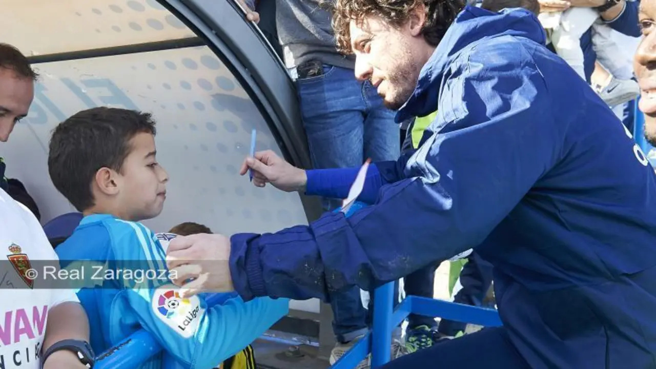 Cristian &Aacute;lvarez firma aut&oacute;grafos tras un entrenamiento del equipo zaragocista.| Foto: Real Zaragoza