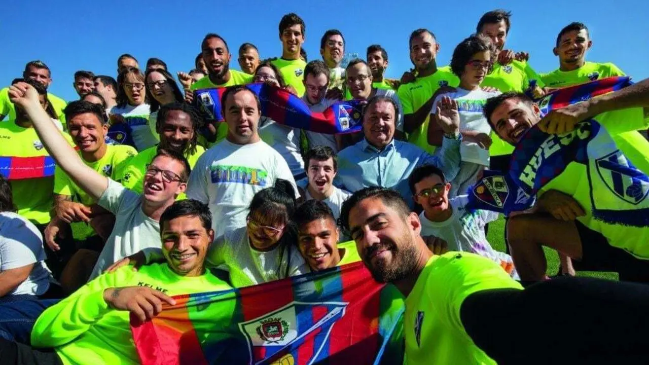 Los jugadores posan junto a miembros de Asociaci&oacute;n Down durante la sesi&oacute;n fotogr&aacute;fica del calendario I Foto: SD Huesca